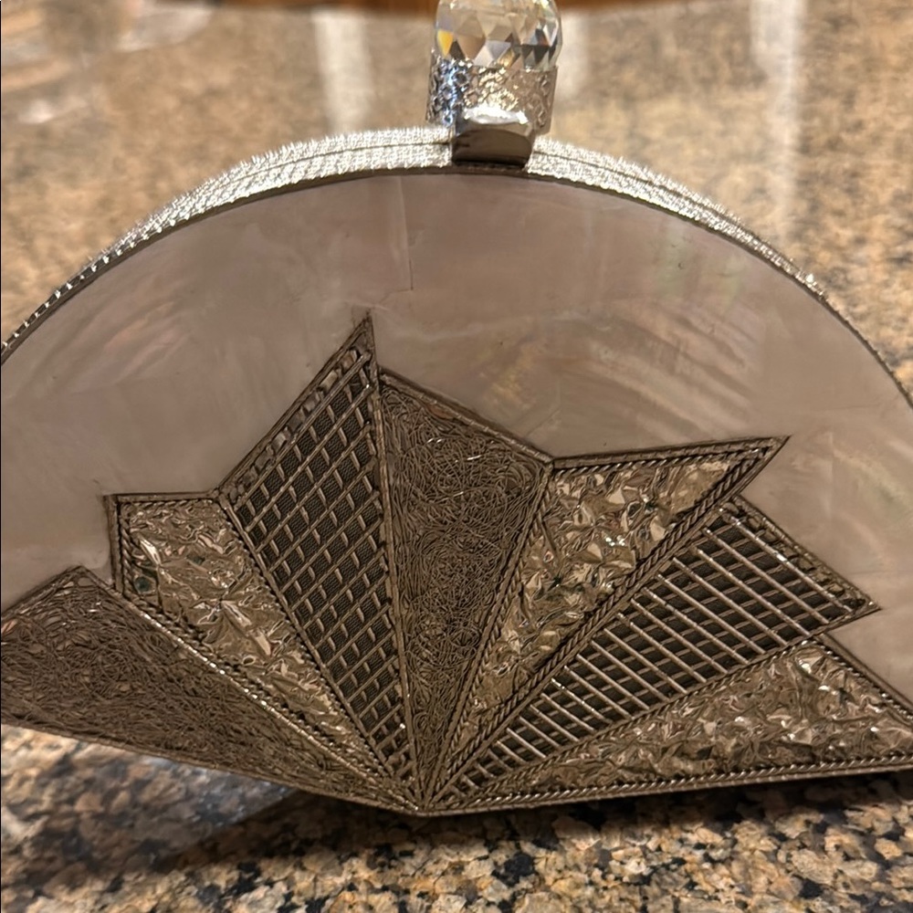 Vintage Inspired Shell Clutch with Crystal Clasps - Mother of Pearl silver - Picture 4 of 5